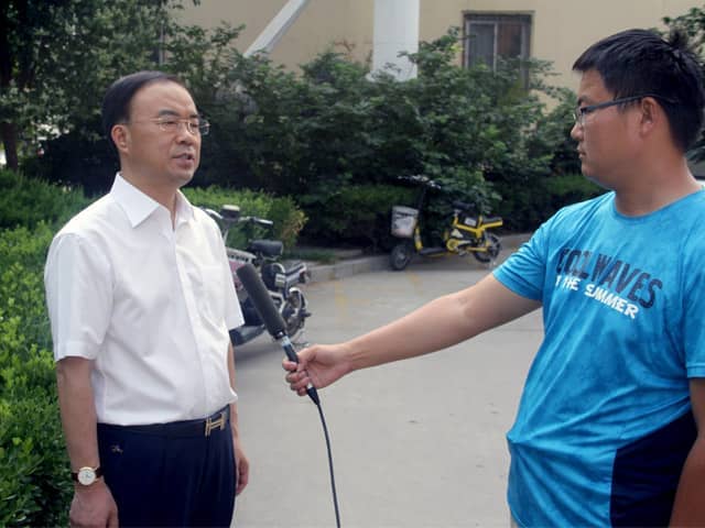 山東天意機械董事長劉洪彬作為基層共產(chǎn)黨員，今天接受了當?shù)赜浾叩牟稍L