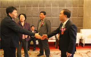 國家發(fā)展改革委資源節(jié)約與環(huán)境保護司牛波處長（和劉總握手）、全國墻材革新工作委員會會長滕軍力（女士）
