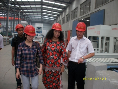 2012.7.21日坦桑尼亞總統(tǒng)夫人來我公司參觀指導、洽談合作