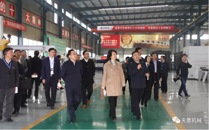 濟寧市委常委、組織部部長孔凡萍帶領(lǐng)全市“兩新”組織黨建工作現(xiàn)場觀摩團蒞臨天意機械調(diào)研指導(dǎo)